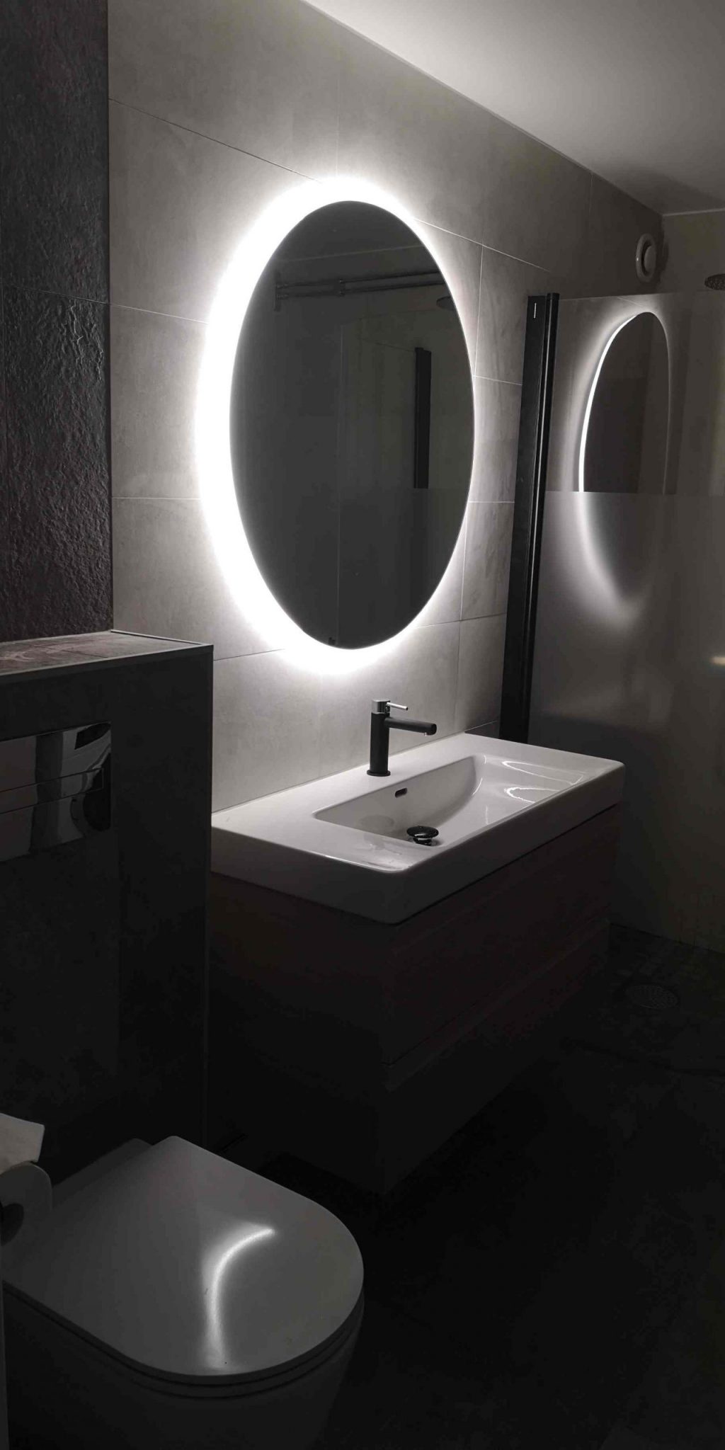 Badrumsrenovering Norrtälje med ledspegel Badrumsrenovering Norrtälje med led spegel